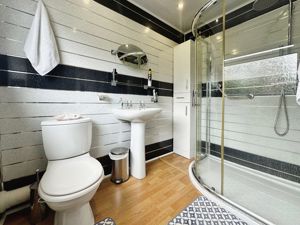 Ensuite- click for photo gallery